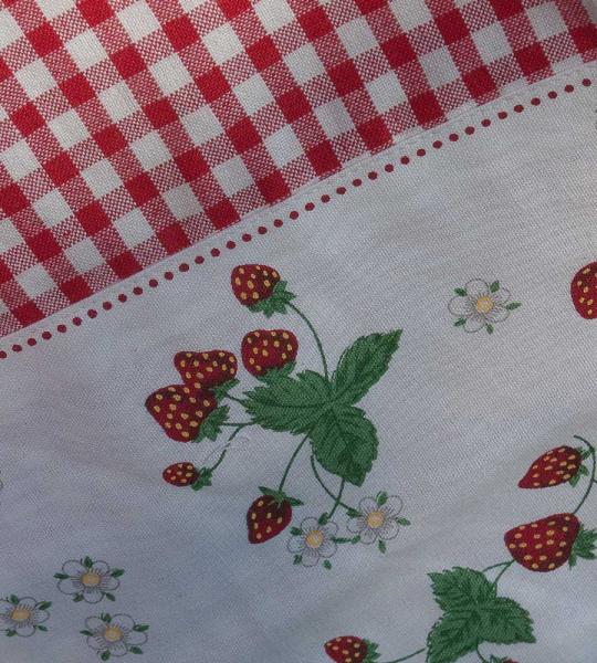 Garten Tischdecke "Vichy rot mit Erdbeer-Bordüre"